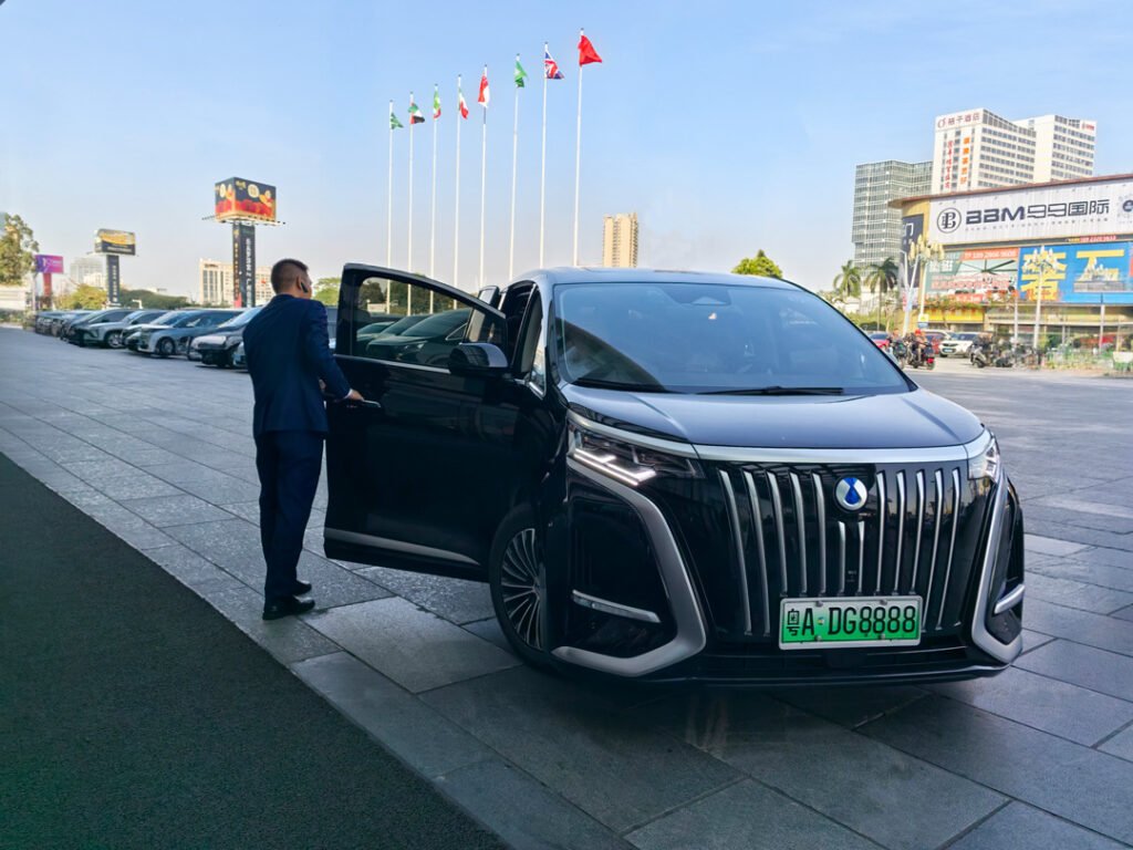 Car_driver_in_foshan_market_1080