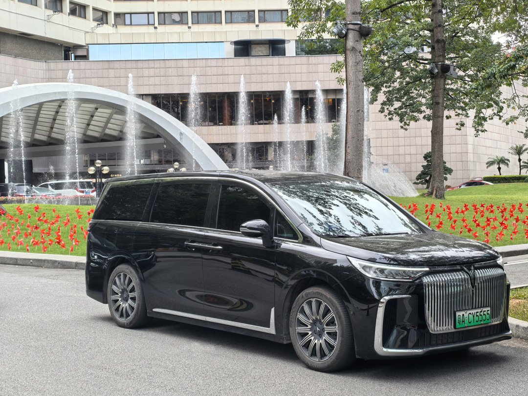 Car_outside_hotel_in_Guangzhou_1080