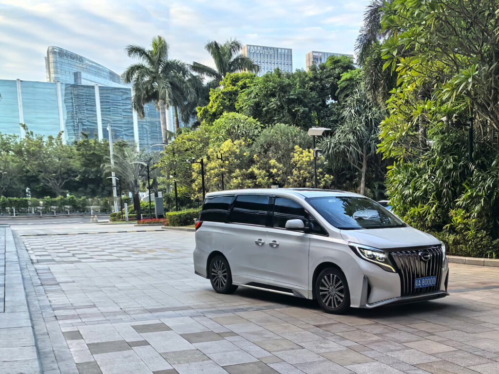 Car_outside_hotel_in_Guangzhou_2_1080