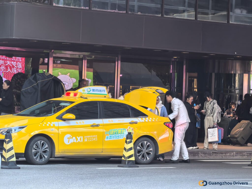 Taxi-outside-a-hotel-in-Guangzhou